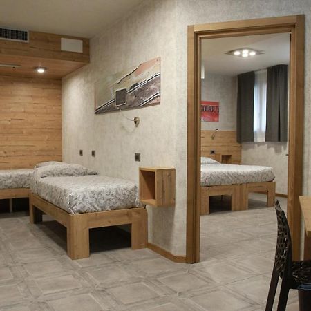Hotel Bed & Rooms , Corte Rossa -1 Min Walk To Bernina Express 蒂拉诺 外观 照片