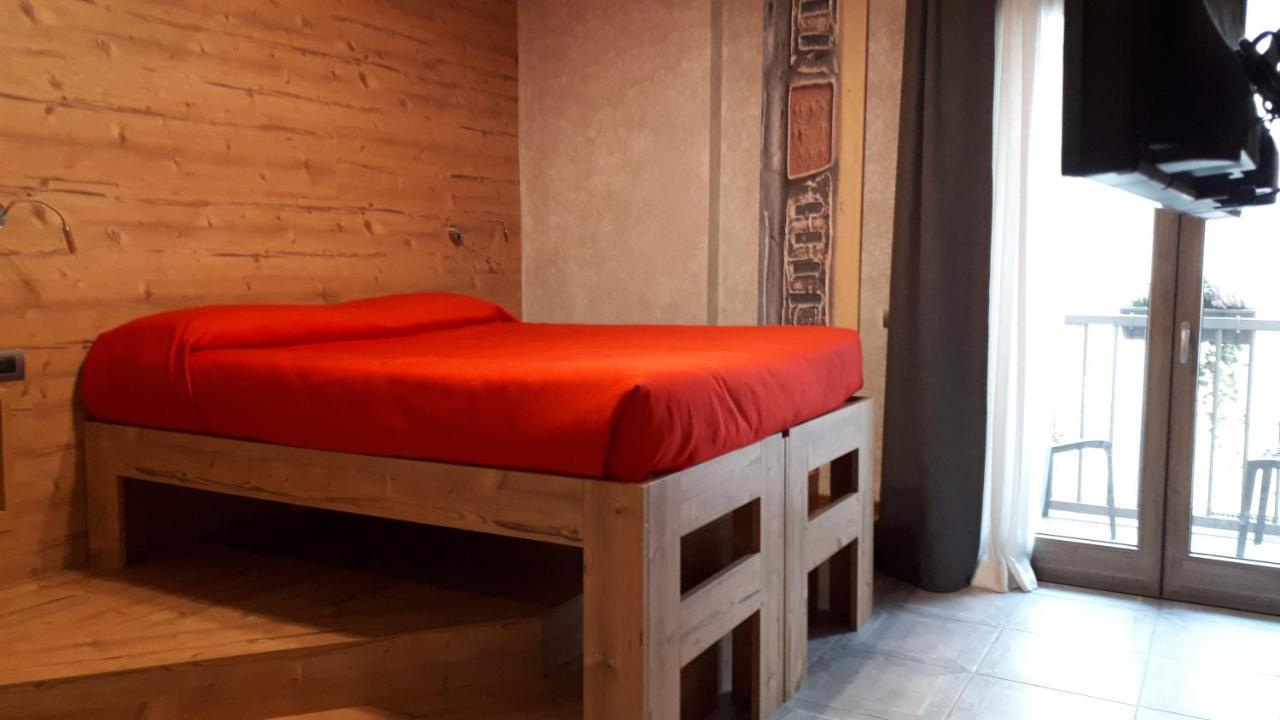 Hotel Bed & Rooms , Corte Rossa -1 Min Walk To Bernina Express 蒂拉诺 外观 照片