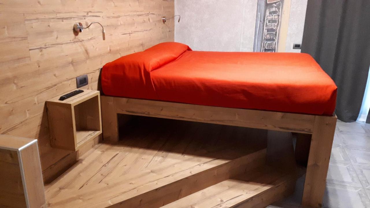 Hotel Bed & Rooms , Corte Rossa -1 Min Walk To Bernina Express 蒂拉诺 外观 照片