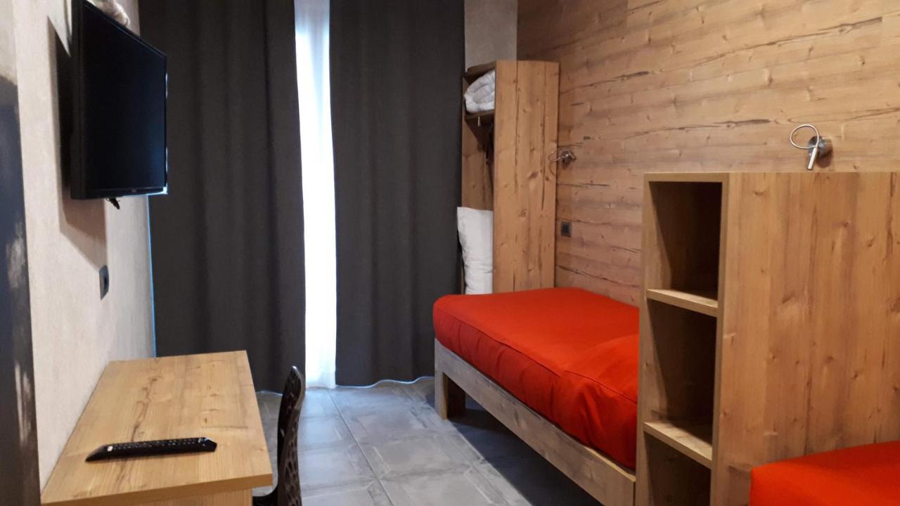 Hotel Bed & Rooms , Corte Rossa -1 Min Walk To Bernina Express 蒂拉诺 外观 照片