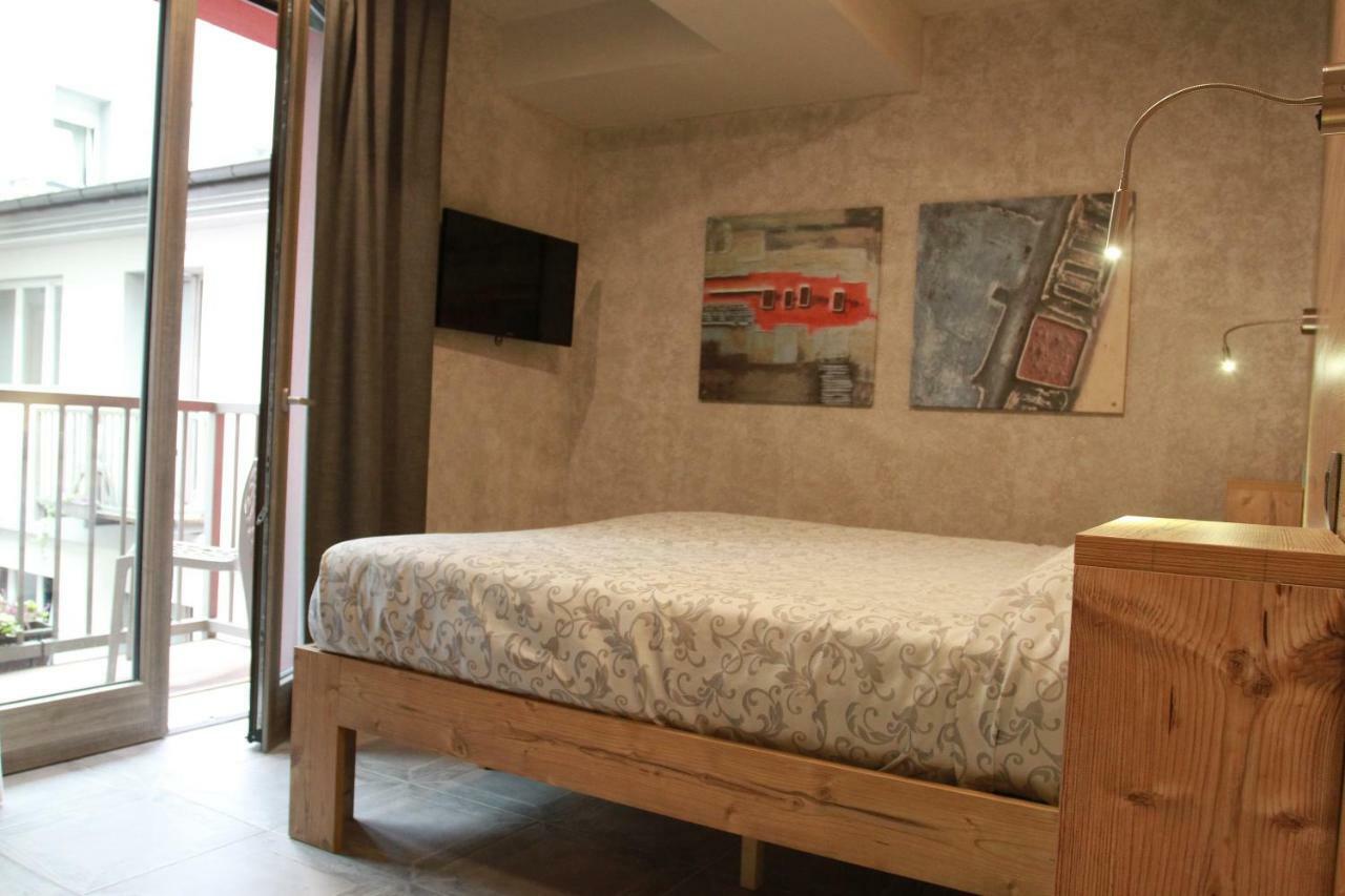 Hotel Bed & Rooms , Corte Rossa -1 Min Walk To Bernina Express 蒂拉诺 外观 照片